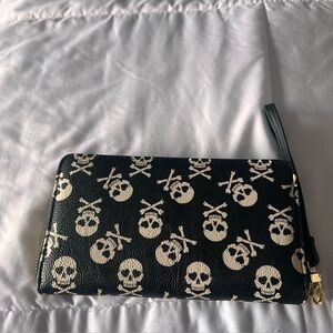 Betsey Johnson Skull Print Zip Around Wristlet Wallet – Never Used